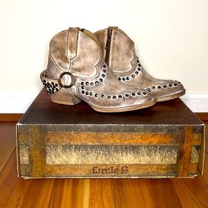 CIRCLE G WOMEN'S HARNESS & STUDS BOOTIES - Cowboy Boots / booties